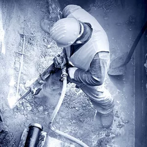 Ein Bauarbeiter mit einem Abbruchhammer.