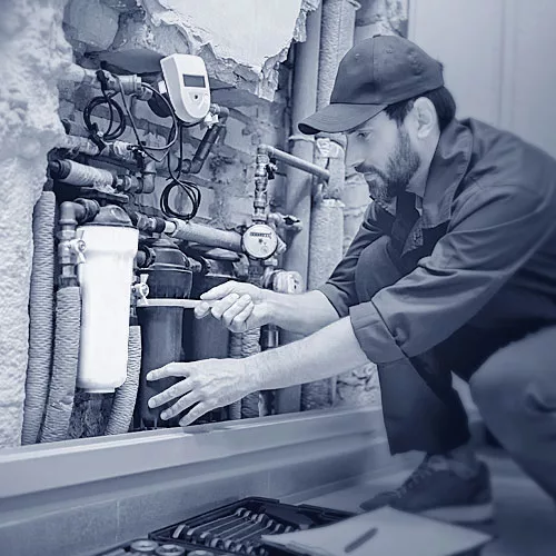 Ein Anlagenmechaniker bei der Arbeit.