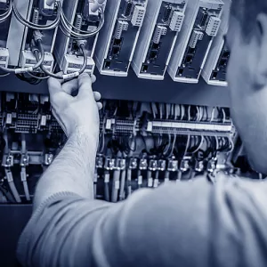 Ein Industrieelektriker bei der Arbeit an einem Schaltschrank.