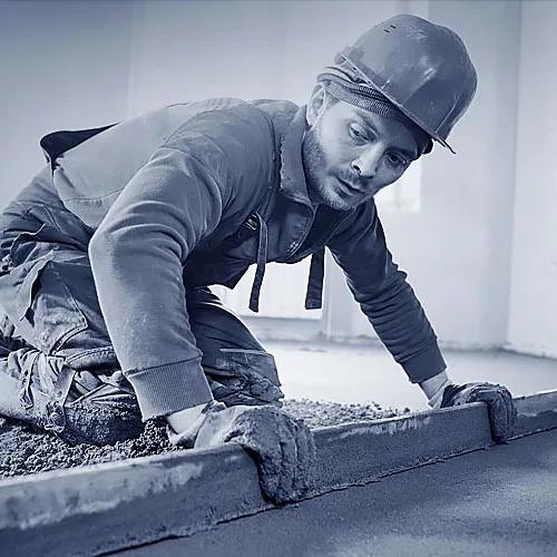 Ein Estrichleger bei der Arbeit.