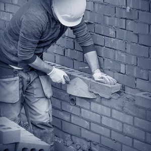 Ein Mauerer bei der Arbeit.